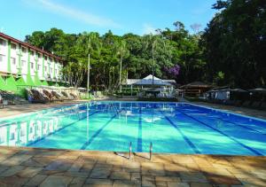 a large blue swimming pool in a resort at Itapura Eco Resort in Atibaia