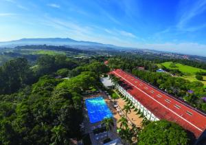 an overhead view of a resort with a swimming pool at Itapura Eco Resort in Atibaia