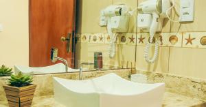 a bathroom with two sinks and a large mirror at Varanda Atlantica Casa Camocim enfrente a praia in Camocim +9 photos