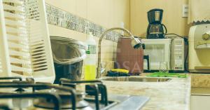 a kitchen with a sink and a counter top with a mixer at Varanda Atlantica Casa Camocim enfrente a praia in Camocim