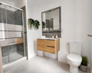 a bathroom with a toilet and a sink and a shower at Le temps d'une pause -1- in Cepoy