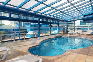 ein Pool auf einem Kreuzfahrtschiff mit Glasdecke in der Unterkunft Hotel Madeira Centro in Benidorm