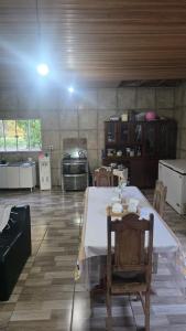 a kitchen with a table and chairs in a room at Casa em Sítio, 7km da Cidade in Poconé +10 photos