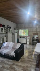 a large kitchen with a bed in a room at Casa em Sítio, 7km da Cidade in Poconé