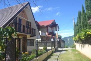 uma casa com uma cerca em frente em Zya 3BR A-House em Baguio