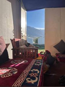 ein Schlafzimmer mit einem Bett und Bergblick in der Unterkunft D cottage in Man