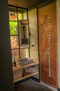 een badkamer met een wastafel en een spiegel bij Macana Eco Hotel in Montenegro +33 foto's