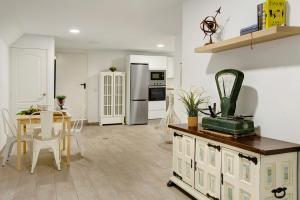 a kitchen and dining room with a table and refrigerator at Finca rural Los Tanquillos in San Bartolomé
