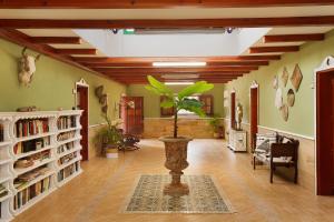 a living room with a plant in a vase in the middle at Finca rural Los Tanquillos in San Bartolomé