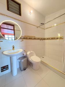 a bathroom with a sink and a toilet and a shower at Hostel Sillustani Inn Puno - Con Cochera in Puno