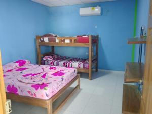 a bedroom with two bunk beds in a room at Villa faty in Coveñas