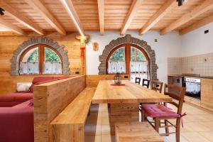 a kitchen and dining room with a wooden table and chairs at Maso Rubino in Rabbi