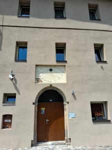 ein Gebäude mit einer Tür, an der eine Uhr angebracht ist in der Unterkunft Casa Alone in Casto