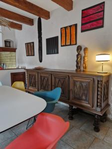 a dining room with a table and chairs at Chez raymonde in Teyran