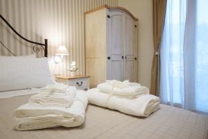 a bedroom with white towels on a bed at Sinfonia Barocca in Modica