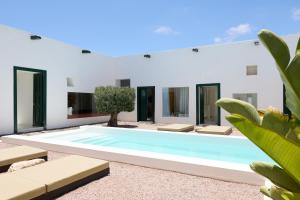a swimming pool in the backyard of a villa at Casa Montelongo - Adults Only in La Oliva