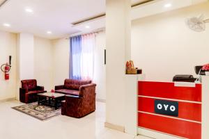 a waiting room with two chairs and a table at Hotel O KAILASHA INN in Hasanganj