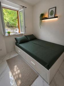 a bed in a room with a green mattress at Leonardo Loft in Filettino