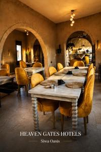 a restaurant with tables and chairs in a room at Heaven Gates Hotel in Siwa