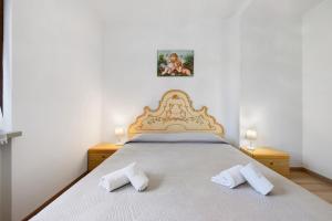 a bedroom with a bed with two white towels on it at Casa Antony in Torri del Benaco