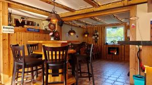 eine Bar in einem Restaurant mit Holzwänden und -stühlen in der Unterkunft Gasthof Sonnental in Winterberg