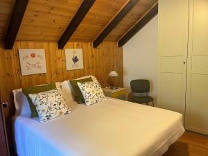 a bedroom with a bed and a desk and a chair at la Mansarda dello Zio in Ceppo Morelli
