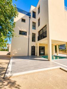 an exterior view of a building with a driveway at Villa 280 m2 in Sète