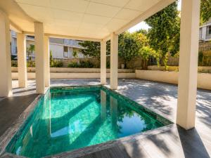 a swimming pool in the middle of a house at Villa 280 m2 in Sète +8 photos