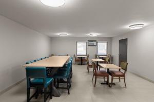 a dining room with tables and chairs at Days Inn by Wyndham Mandan Bismarck Area in Mandan
