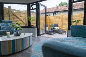 a living room with a coffee table and chairs at Sundale House in Lurgan