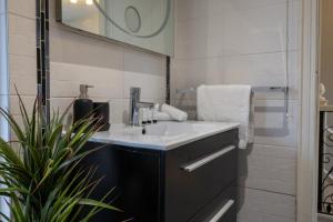 a bathroom with a sink and a mirror at Sundale House in Lurgan +30 photos