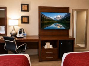 a hotel room with a television in a hotel room at Comfort Inn in Saint-Georges