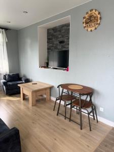 ein Wohnzimmer mit Tisch, Stühlen und Sofa in der Unterkunft BruD ԲՐՈՒԴ in Debed