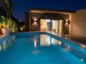 a swimming pool in a villa at night at Villa Clif-Beau in Albion