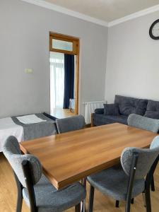 ein Wohnzimmer mit einem Holztisch und Stühlen in der Unterkunft жули in Gonio