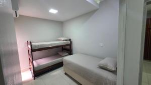 a small room with two bunk beds in it at Casa Completa e Confortável para sua Estadia in Ribeirão Preto