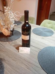 Eine Flasche Wein steht auf einem Tisch. in der Unterkunft La Nature in Konístrai + 63 Fotos