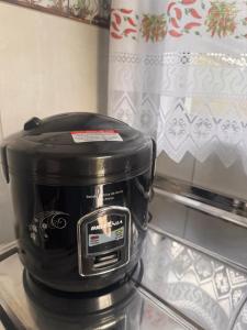 a black slow cooker sitting on top of a counter at Recanto Catarina in Cunha
