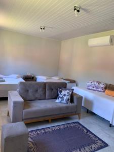 a living room with a couch and two beds at Recanto Catarina in Cunha