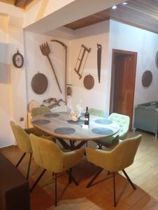 ein Esszimmer mit Tisch und Stühlen in der Unterkunft La Nature in Konístrai