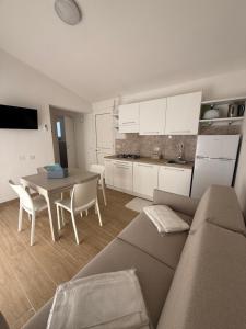 a living room with a couch and a table at Residence Le Onde in Badesi