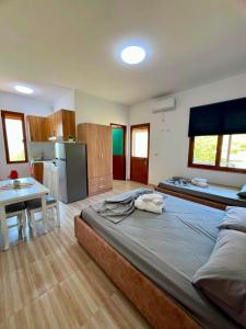 a bedroom with a large bed and a kitchen at Villa Kalaj in Baks-Rrjoll