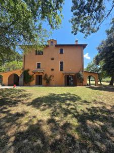 a large house with a large yard in front of it at Tenuta di Collestretto in Stazzano Nuovo