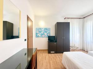 ein Schlafzimmer mit einem Bett, einer Kommode und einem Spiegel in der Unterkunft Hotel Gran Casa in Oderzo