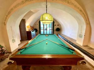 a pool table in a room with an arcade at Tenuta di Collestretto in Stazzano Nuovo