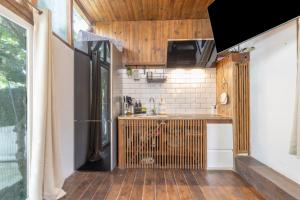 a kitchen with wooden floors and a counter top at Cabañita rústica con piscinas in Cambre