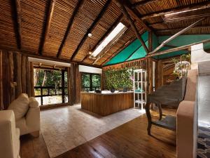 a living room with a wooden ceiling and a table at Cabañas Campestres Yugos in Sutatausa