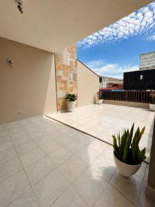 an empty patio with plants on a building at Hospedagem da Renata in Salto