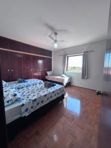 a bedroom with two beds and a window at Hospedagem da Renata in Salto +31 photos