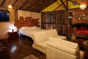 a living room with a couch and a bed at Cabañas Campestres Yugos in Sutatausa